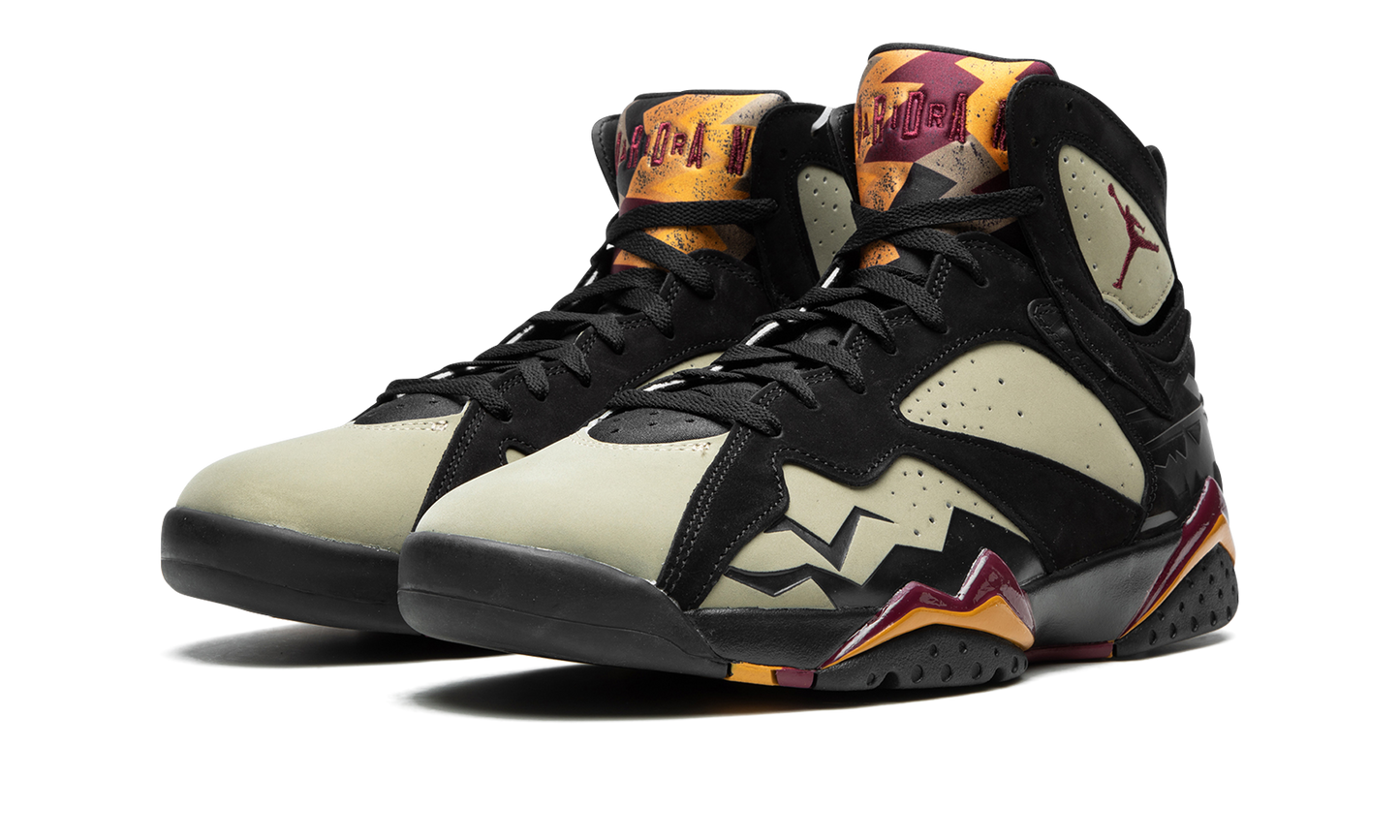 7 SE "Black Olive" DN9782 001